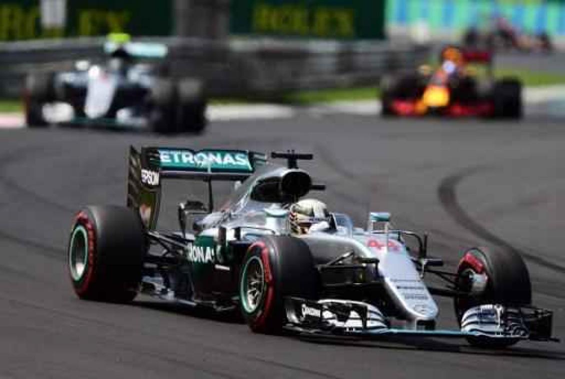 Lewis Hamilton wint vijfde keer op Hungaroring en is nieuwe WK-leider