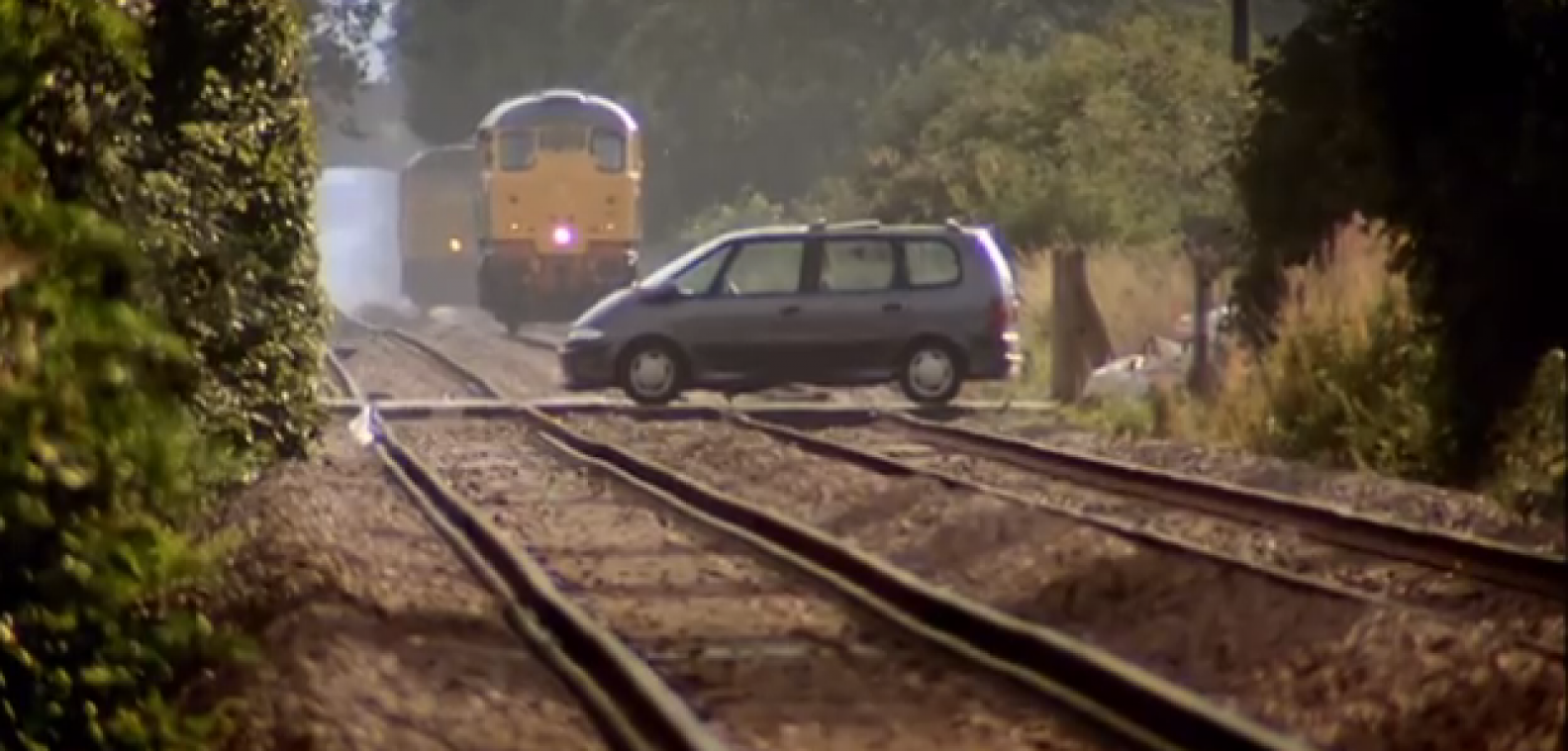 Dit gebeurt er als een trein een auto ramt