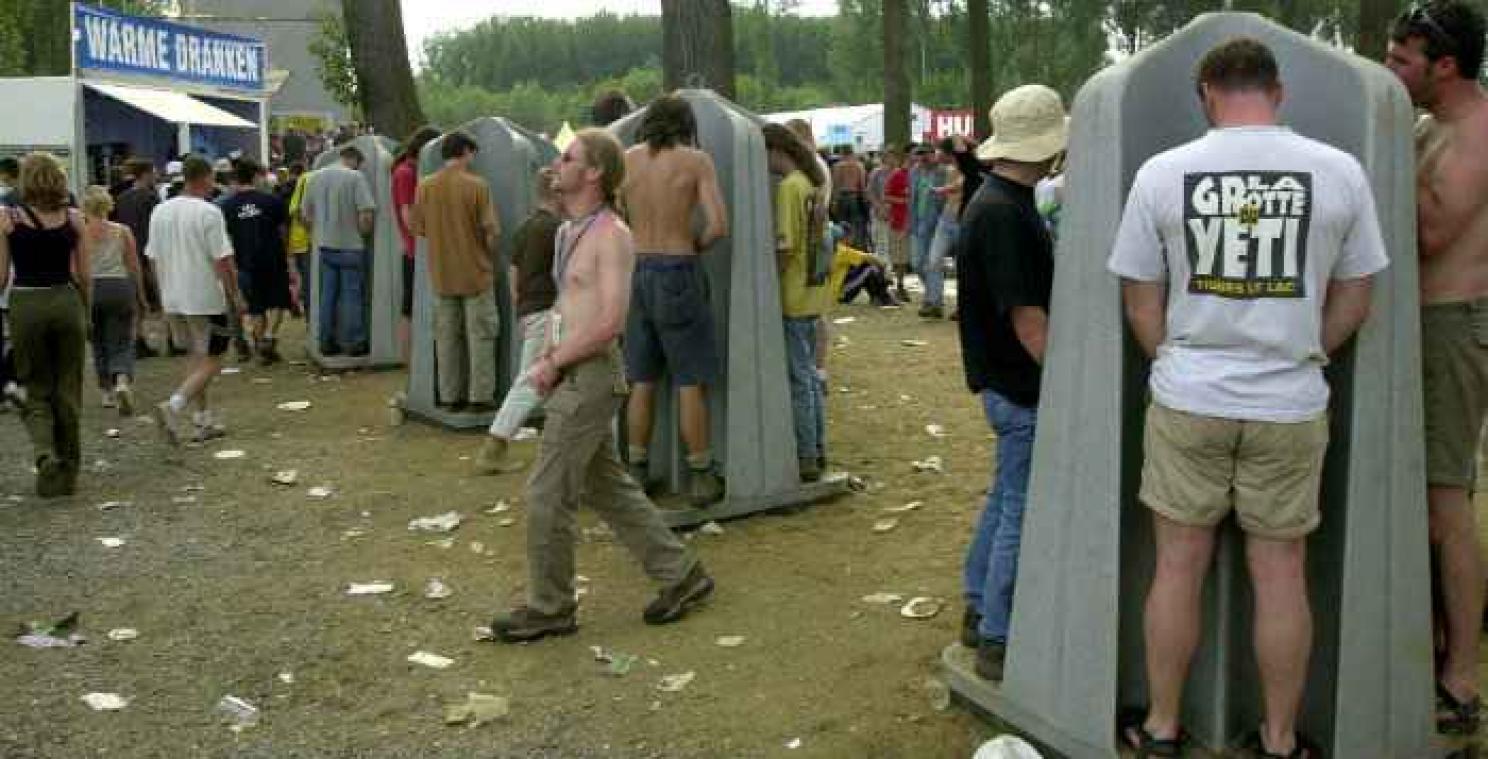 Dronken vandaal komt onder plaspaal terecht