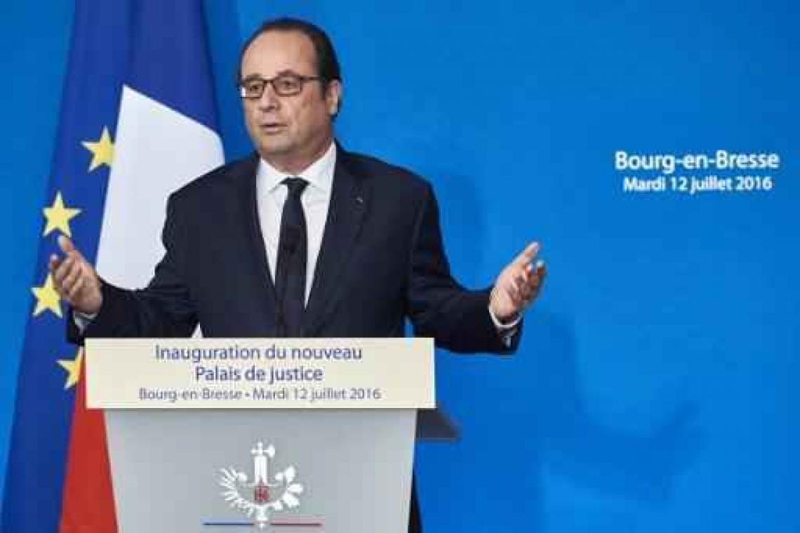 President Hollande praat met vertegenwoordigers geloofsgemeenschappen na gijzeling in Normandië