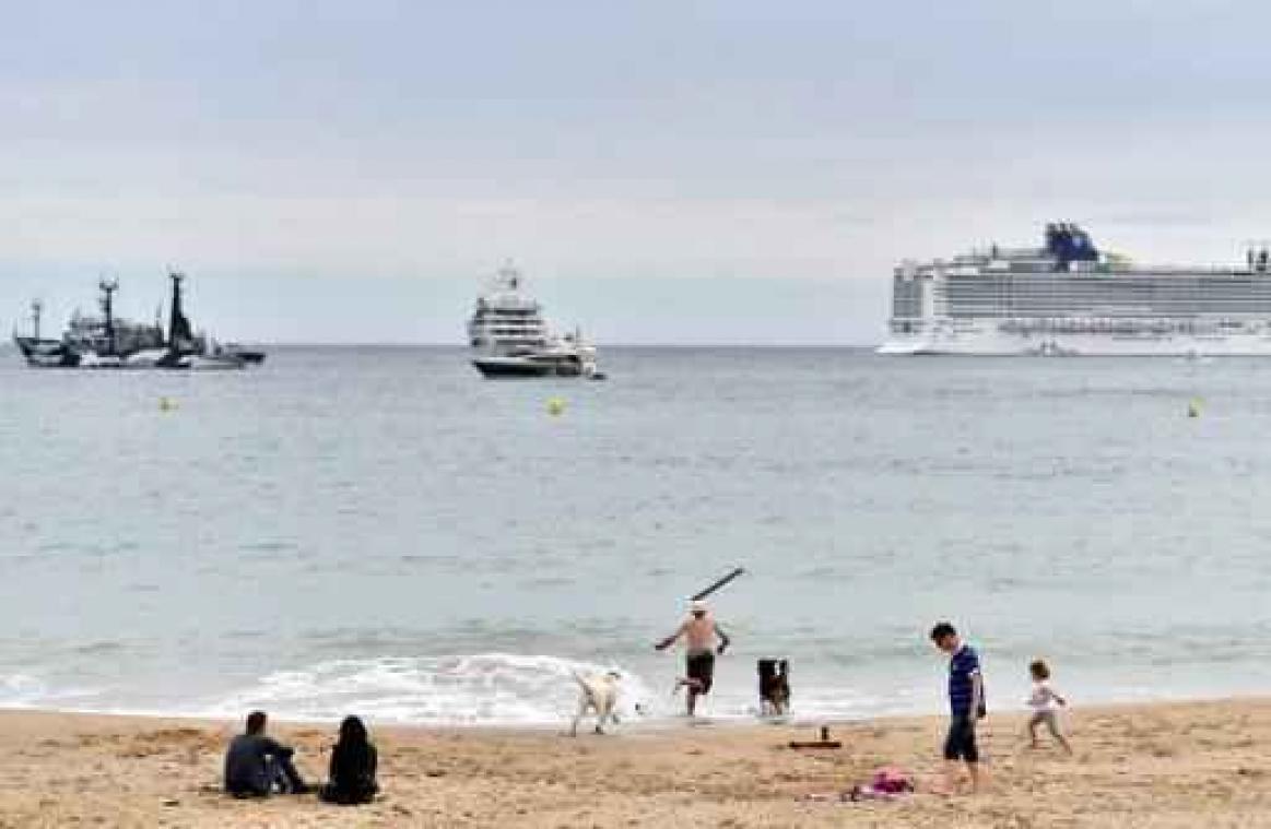 Cannes verbiedt grote tassen op het strand