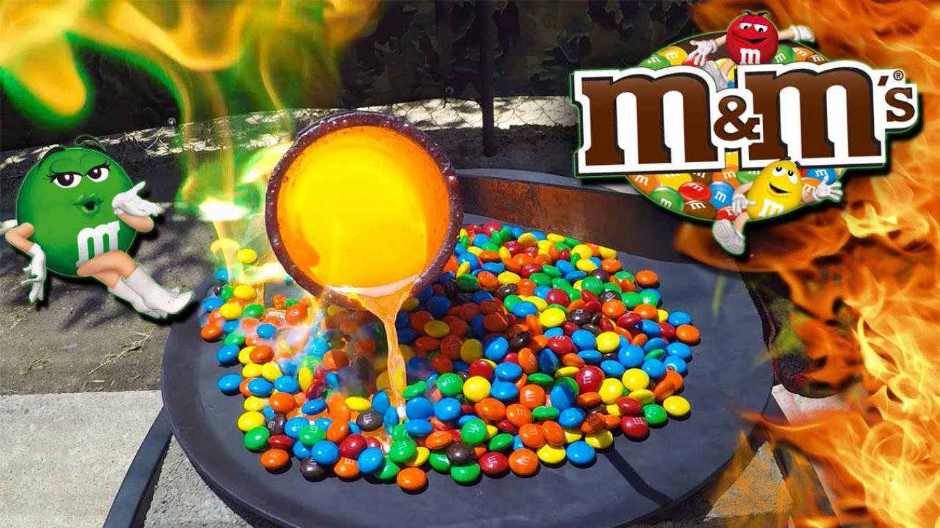 Wat gebeurt er als je gesmolten koper op M&M's giet?