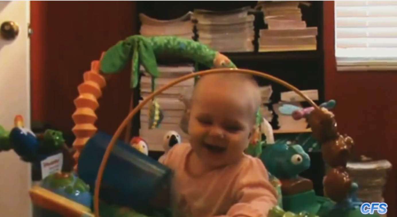 Baby's vinden scheurend papier het grappigste ding ter wereld