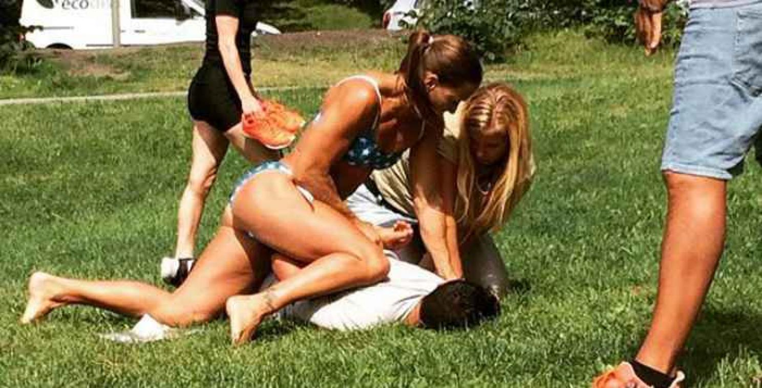 Zweedse agente in bikini slaat dief in de boeien