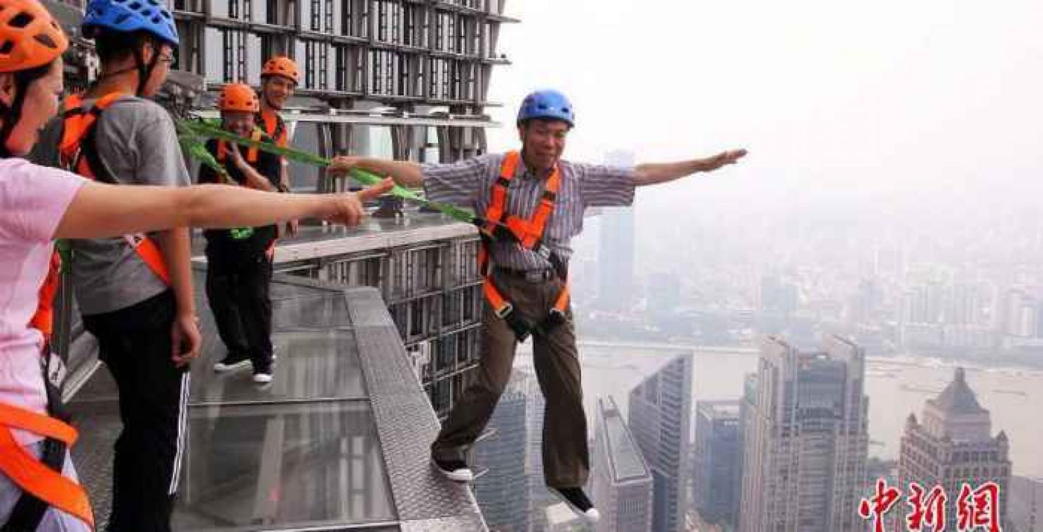 Wolkenkrabber in Shanghai laat bezoekers over de rand stappen