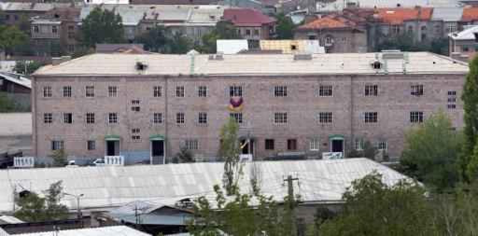 Gewapende regeringstegenstanders schieten opnieuw politieagent dood in Armenië