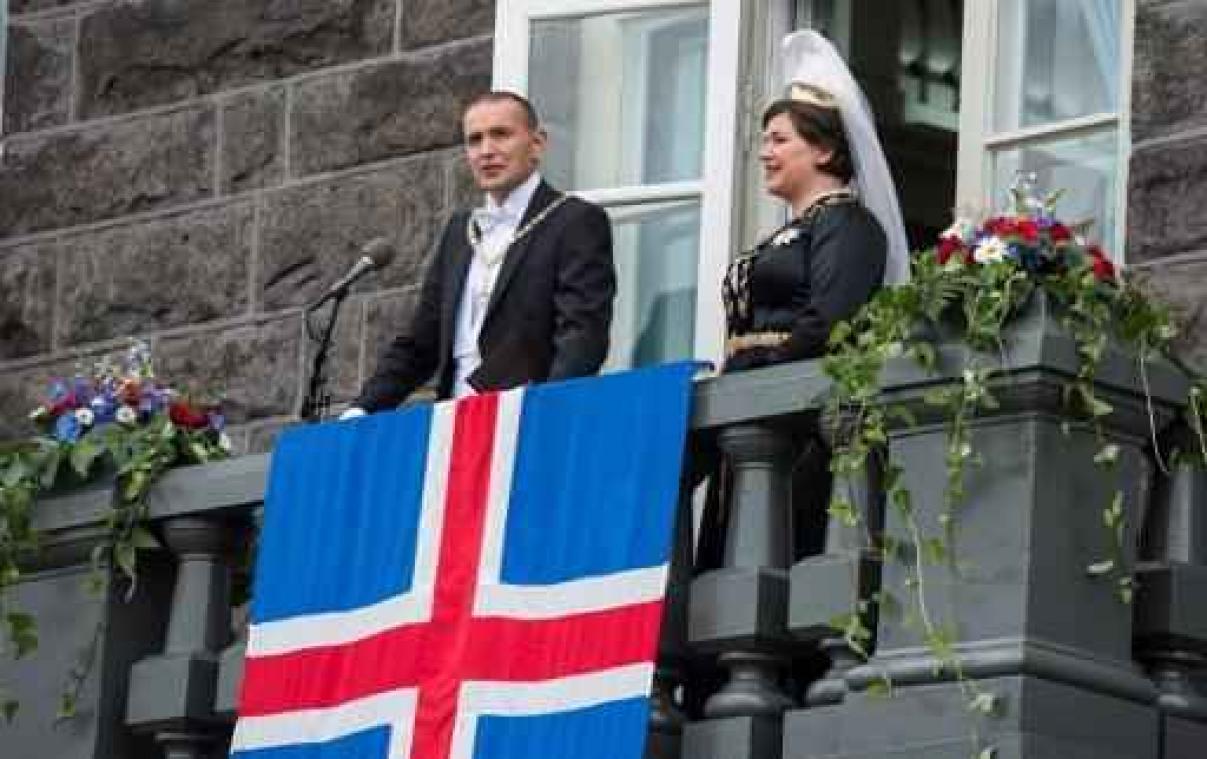 Gudni Johannesson legt eed af als nieuwe president van IJsland