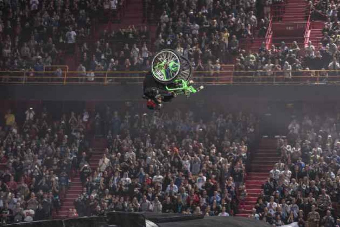 Gehandicapte stuntman maakt salto's met de rolstoel