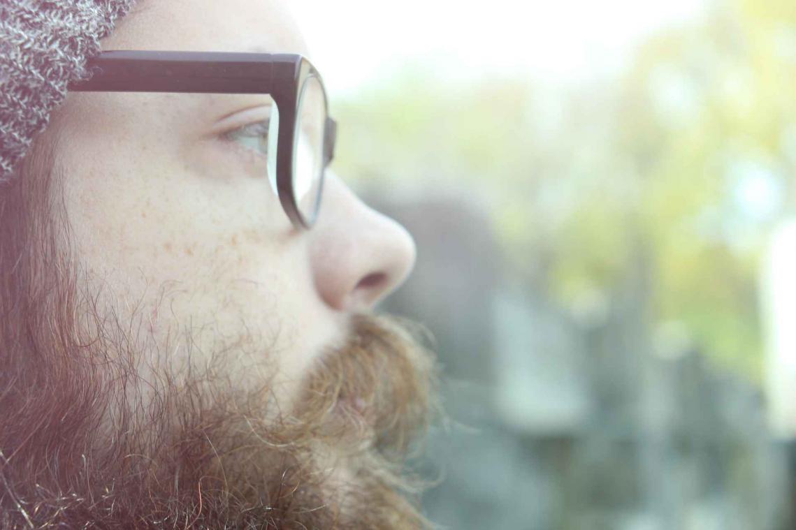 Sarcastisch Twitter-account lacht met modefoto's hipsters