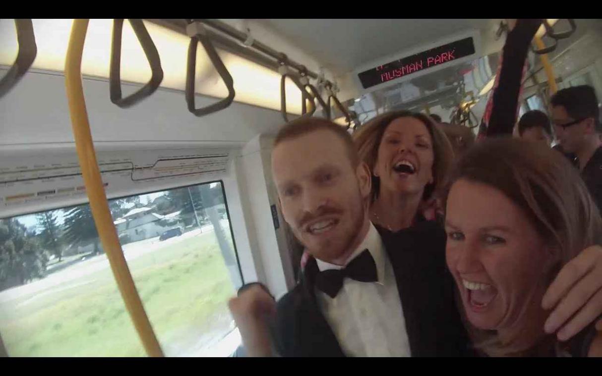 Kunstenaar laat spontaan dansfeest losbarsten op de trein
