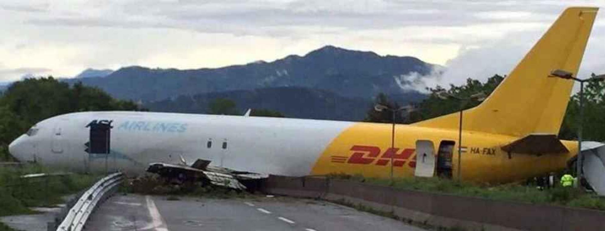 Vliegtuig crasht op autoweg