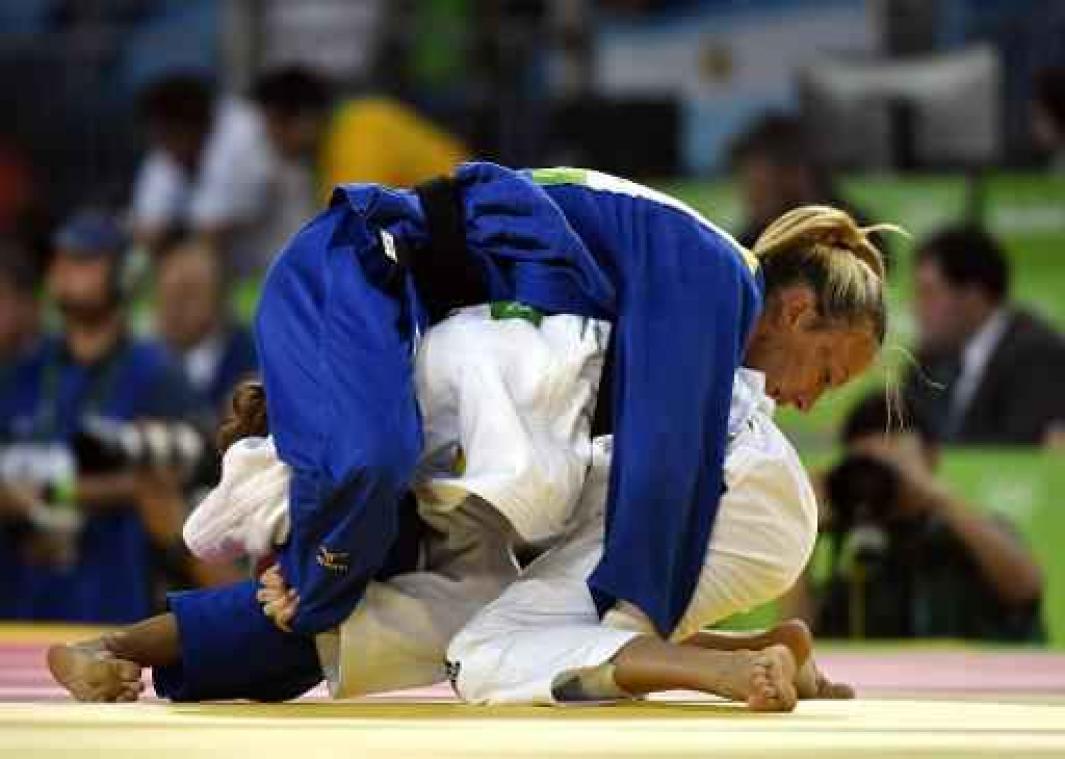 Charline Van Snick naar achtste finales