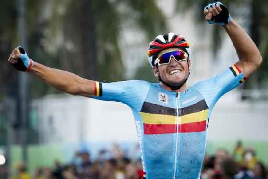 OS 2016 - Van Avermaet ontvangt gouden plak van Italiaans IOC-lid Carraro en UCI-voorzitter Cookson