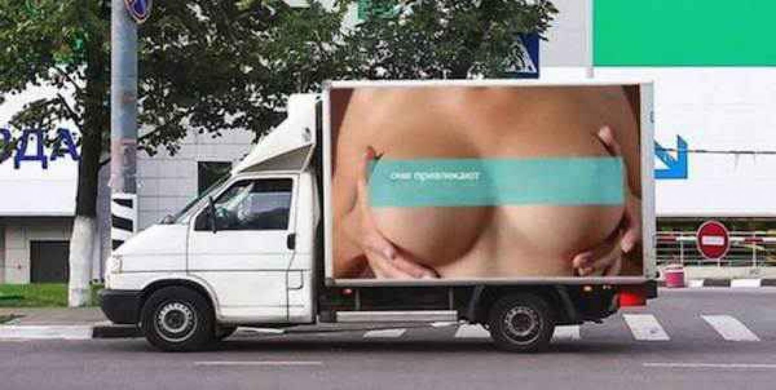 Vrachtwagen met blote borsten veroorzaakt 500 ongevallen op één dag