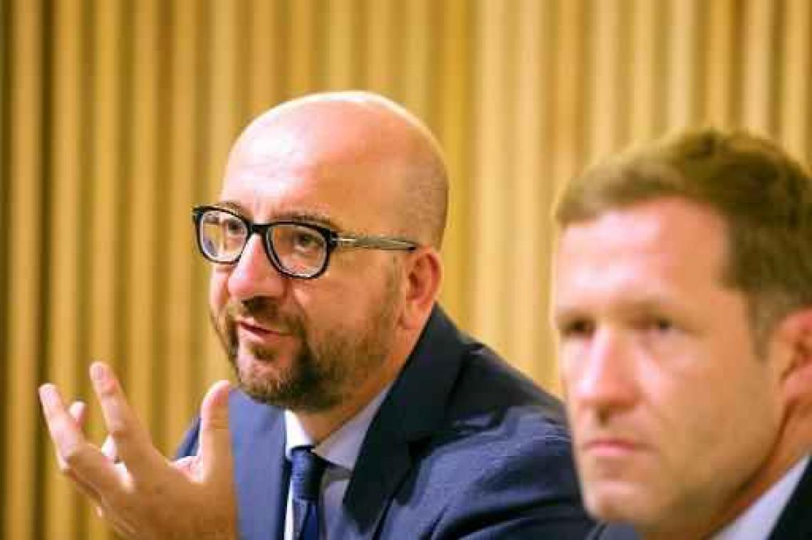 Agentes neergestoken in Charleroi - Charles Michel en Paul Magnette ontmoeten familie van slachtoffer