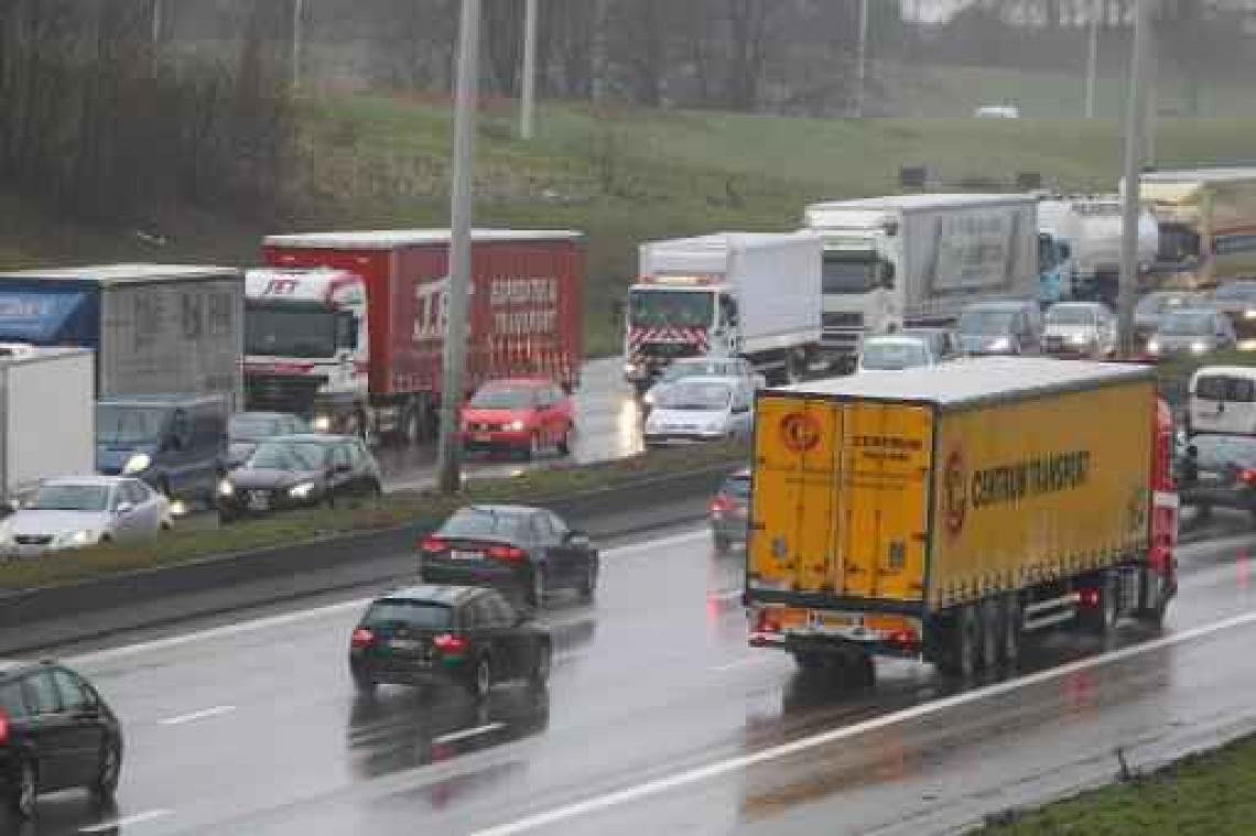Flitscamera's tegen truckers die inhaalverbod negeren