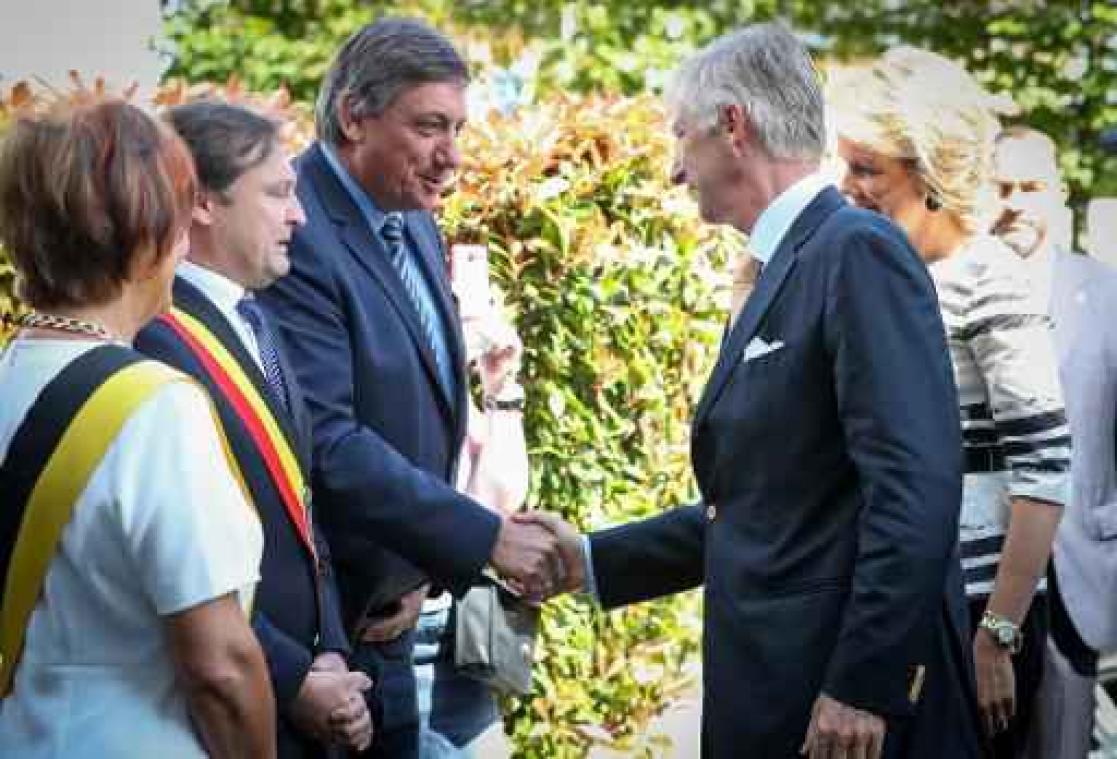 Koning en koningin bezoeken gewonde agente in Charleroi