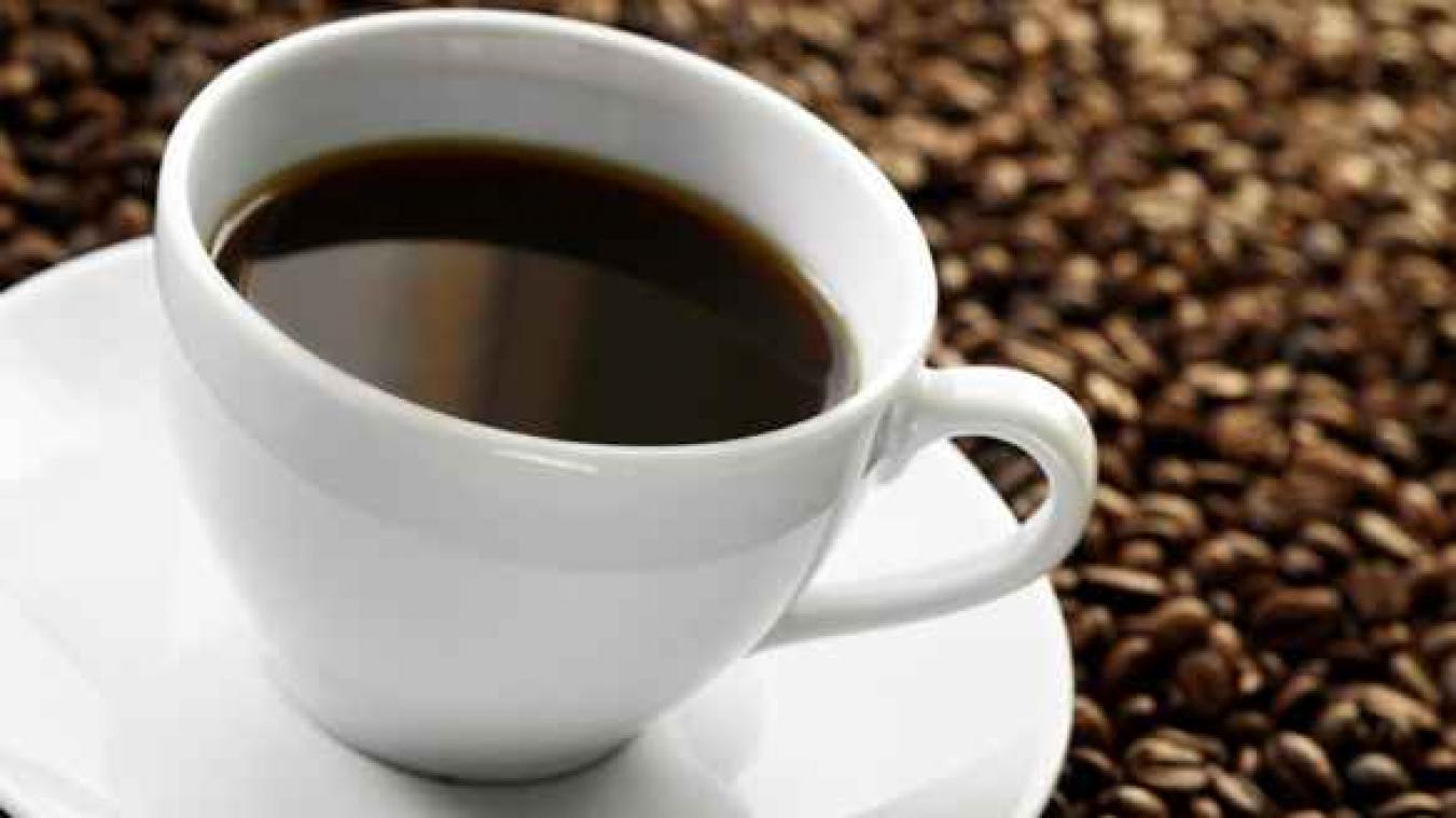 Waarom introverte mensen koffie beter vermijden voor een belangrijke vergadering