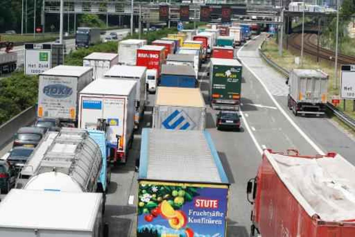 Lange files op Antwerpse ring door ongevallen in beide richtingen