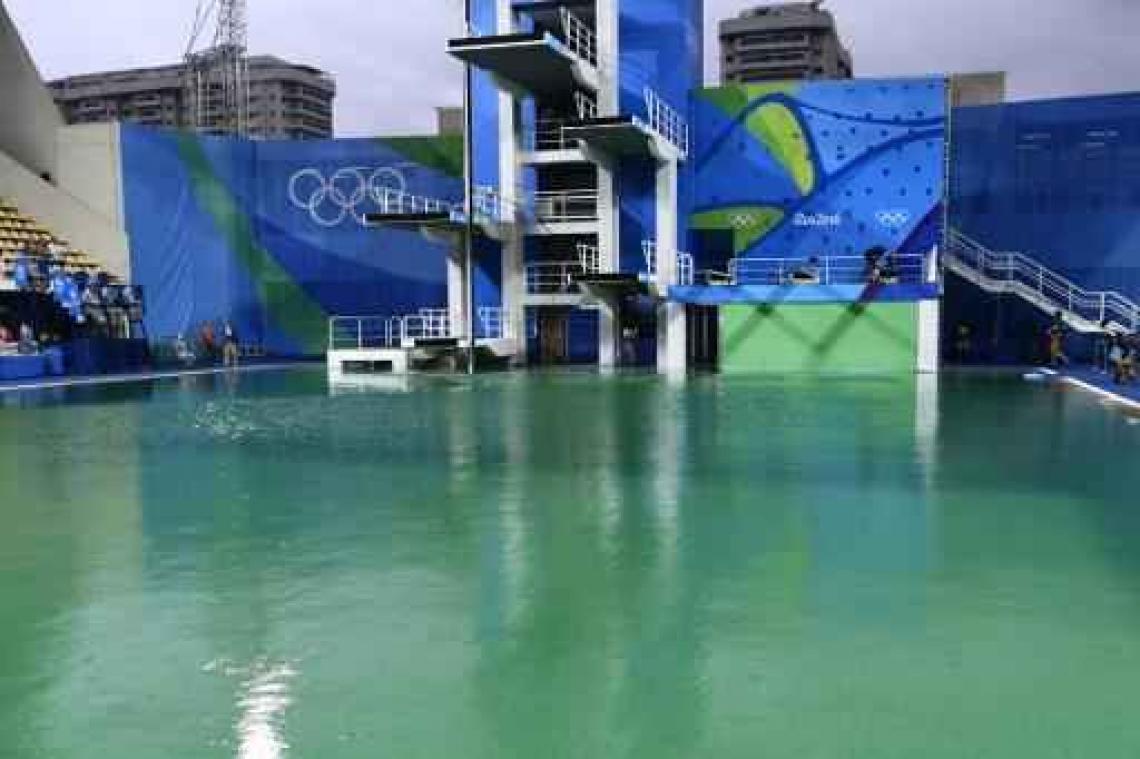 Olympisch duikzwembad met groen water tijdelijk gesloten