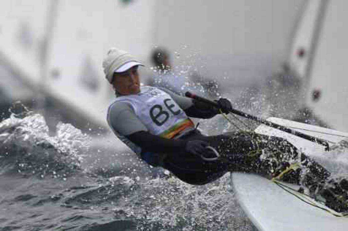 Evi Van Acker wint een plaatsje na zevende regatta