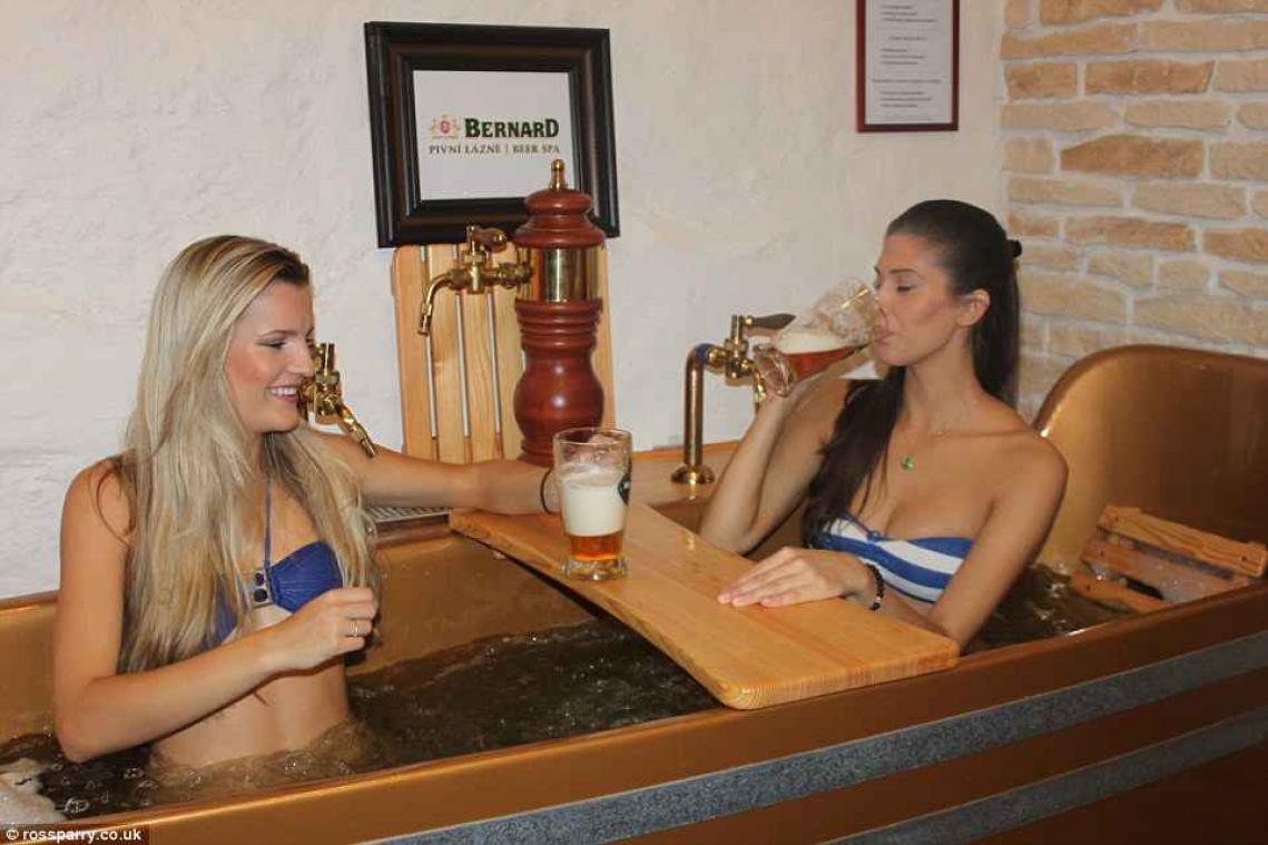 In Tsjechië geniet je in een bad van bier terwijl je zelf drinkt
