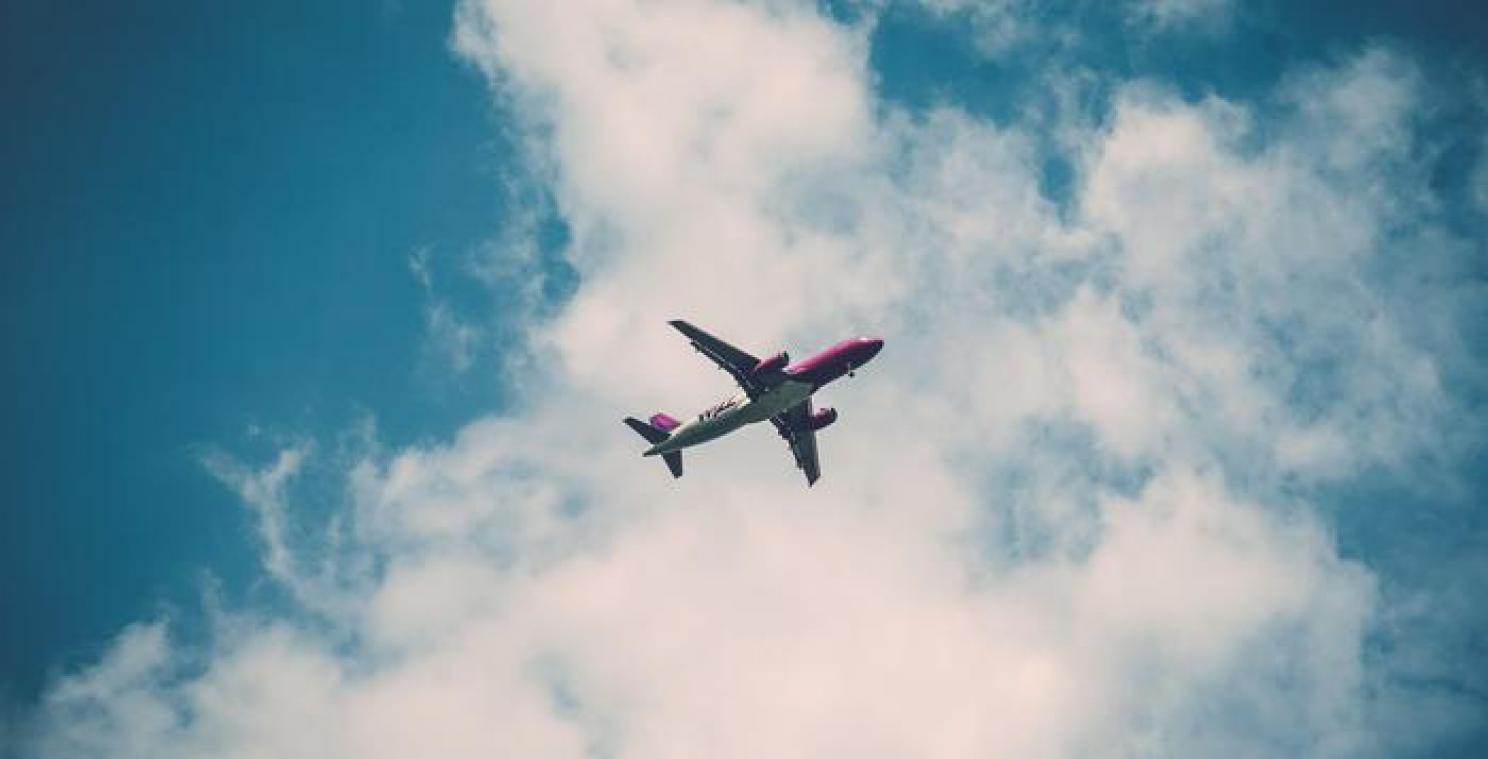 Vrouw bevalt van baby tijdens vlucht