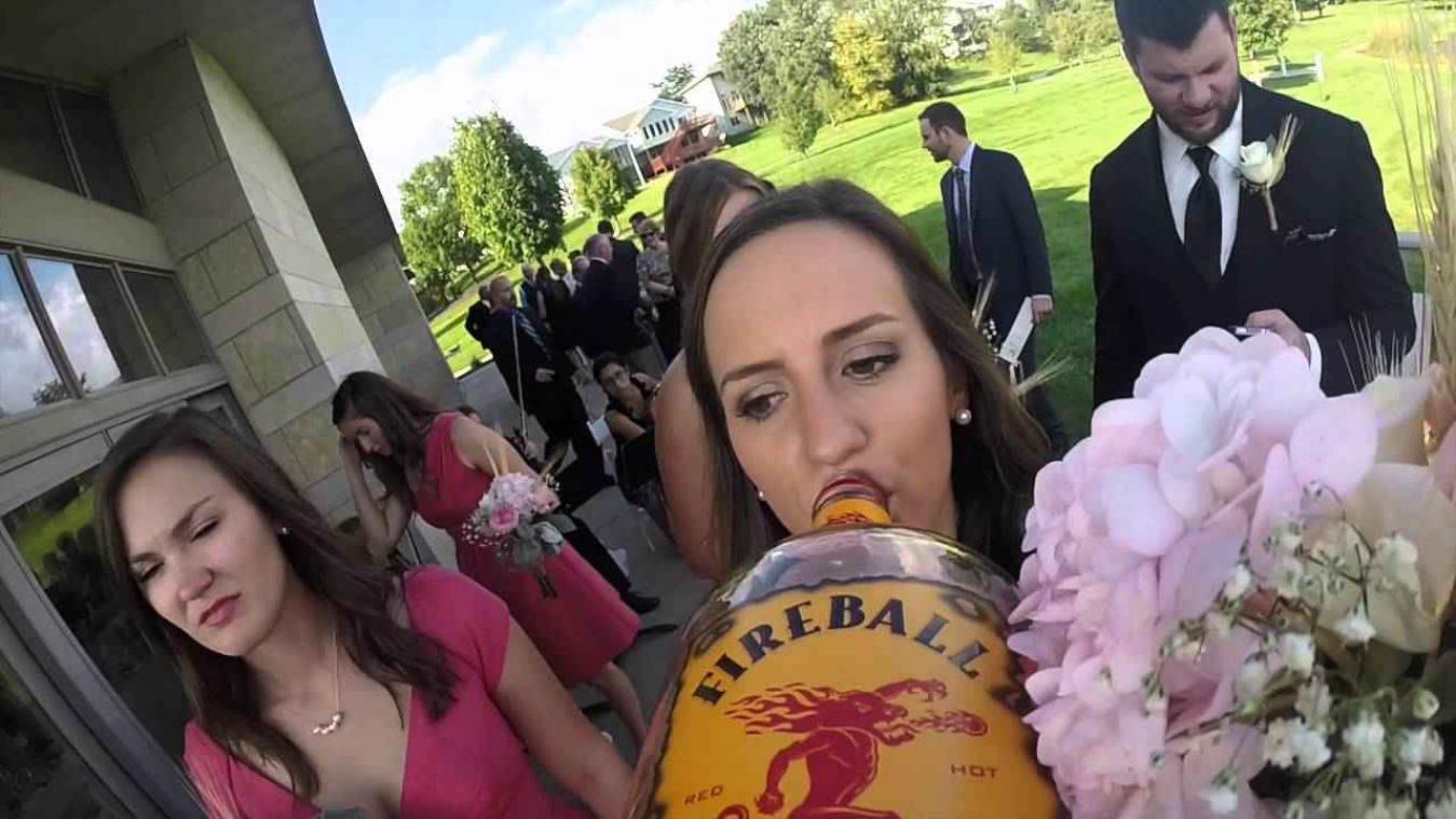 Man bindt GoPro op een fles sterke drank tijdens huwelijksfeest