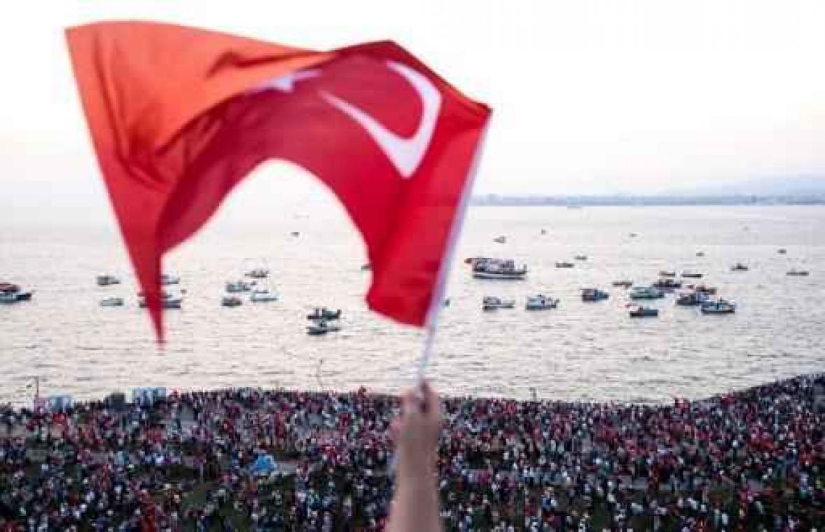 Turkse politie valt binnen bij bedrijven
