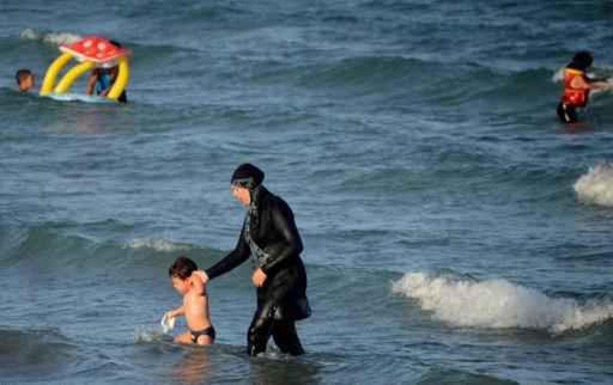 Franse premier steunt burgemeesters die boerkini verbieden
