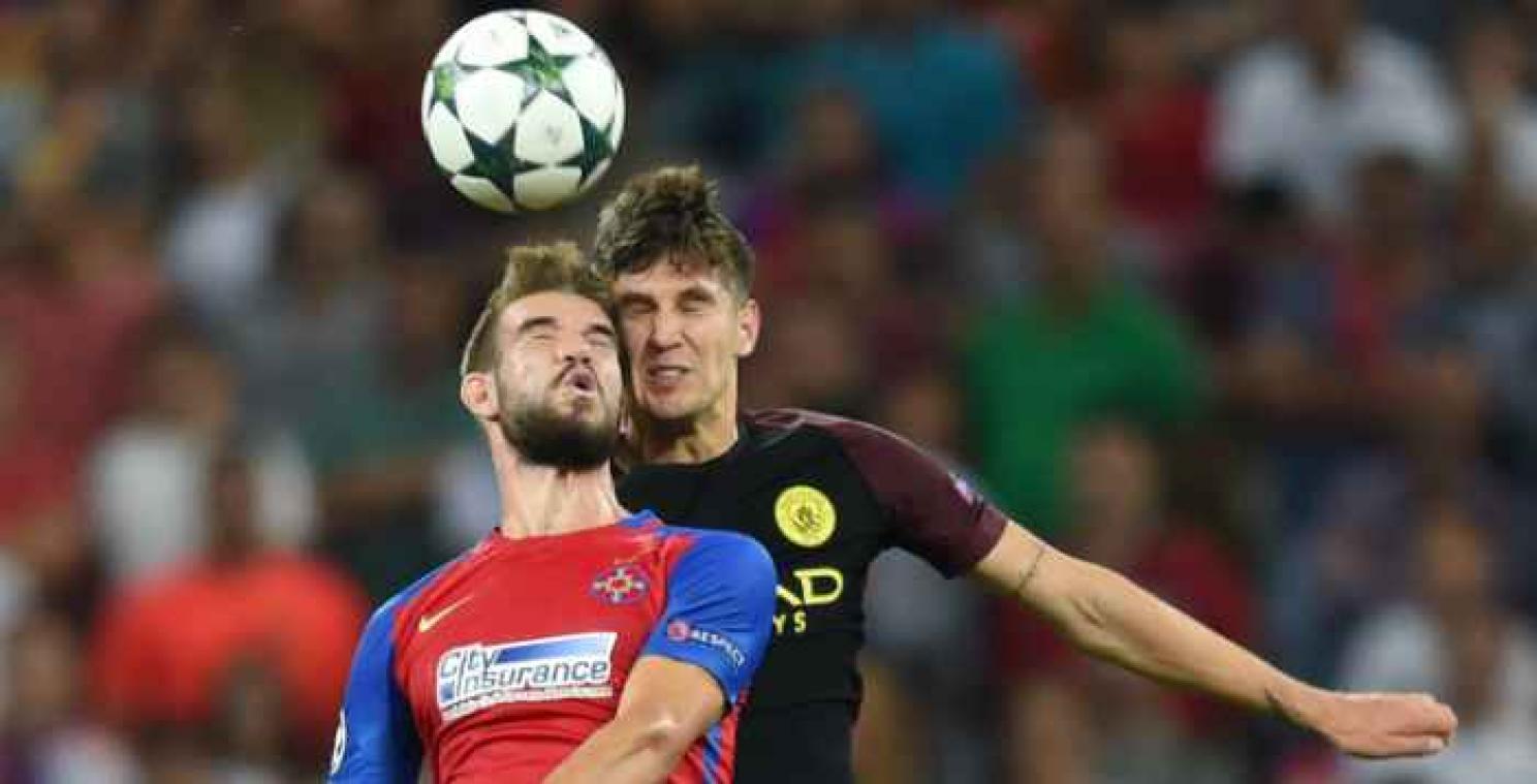 Fans Dinamo Boekarest draaien stadsgenoot Steaua een flinke loer