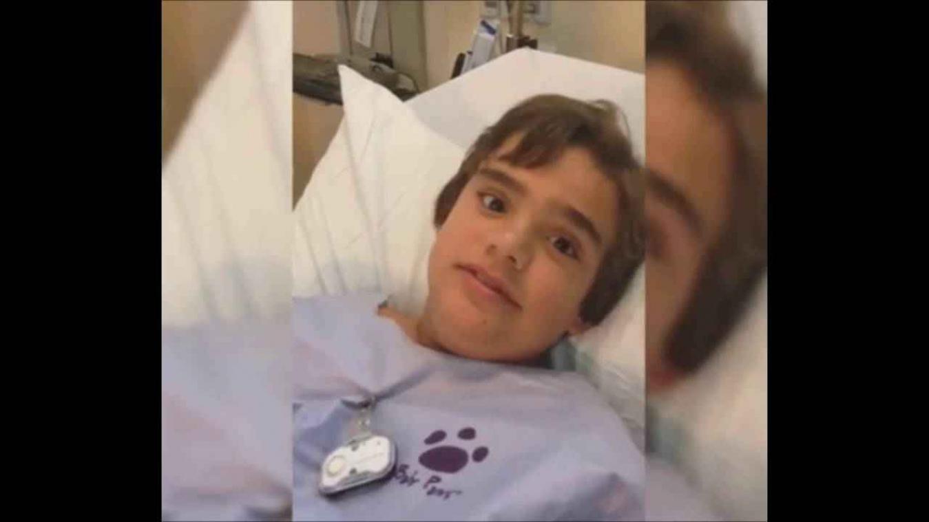 Jongen slikt hondenspeeltje in en kan niet stoppen met piepen
