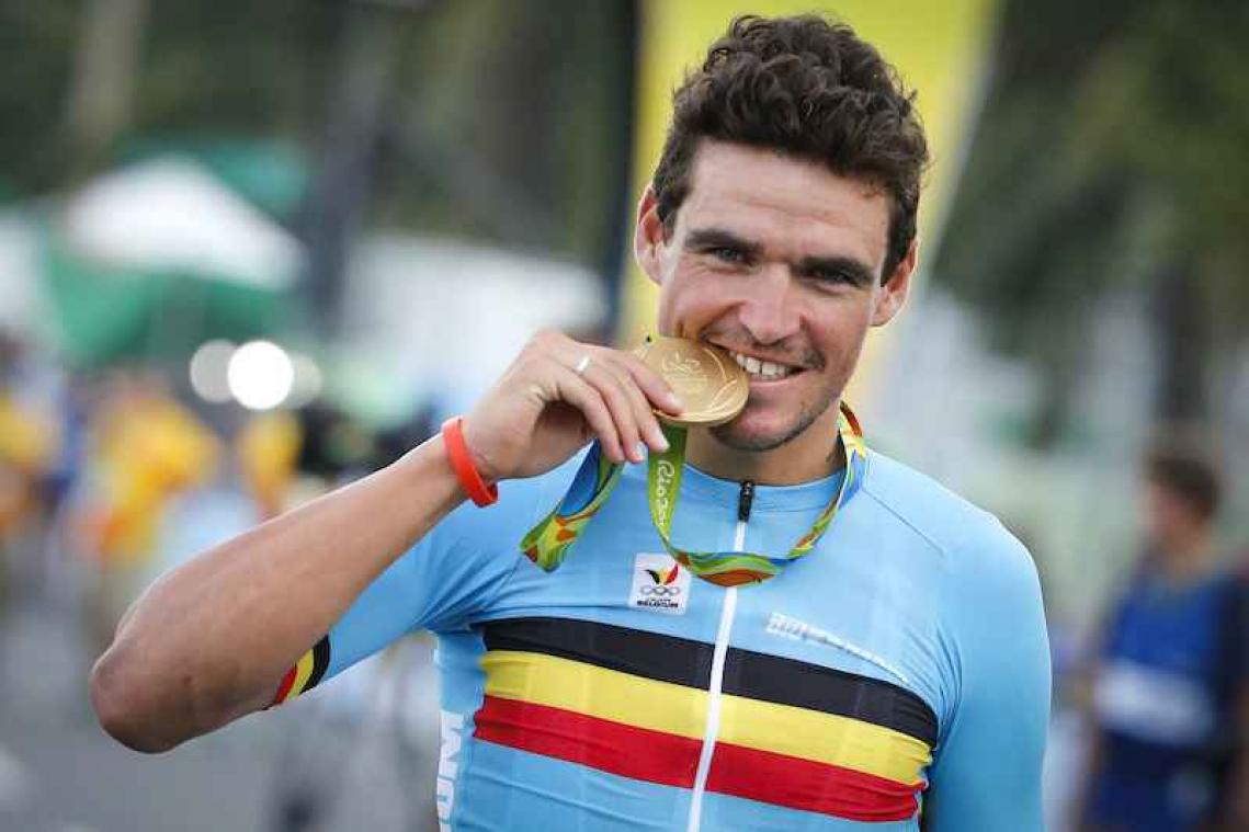 Waarom bijna alle atleten in hun medaille bijten