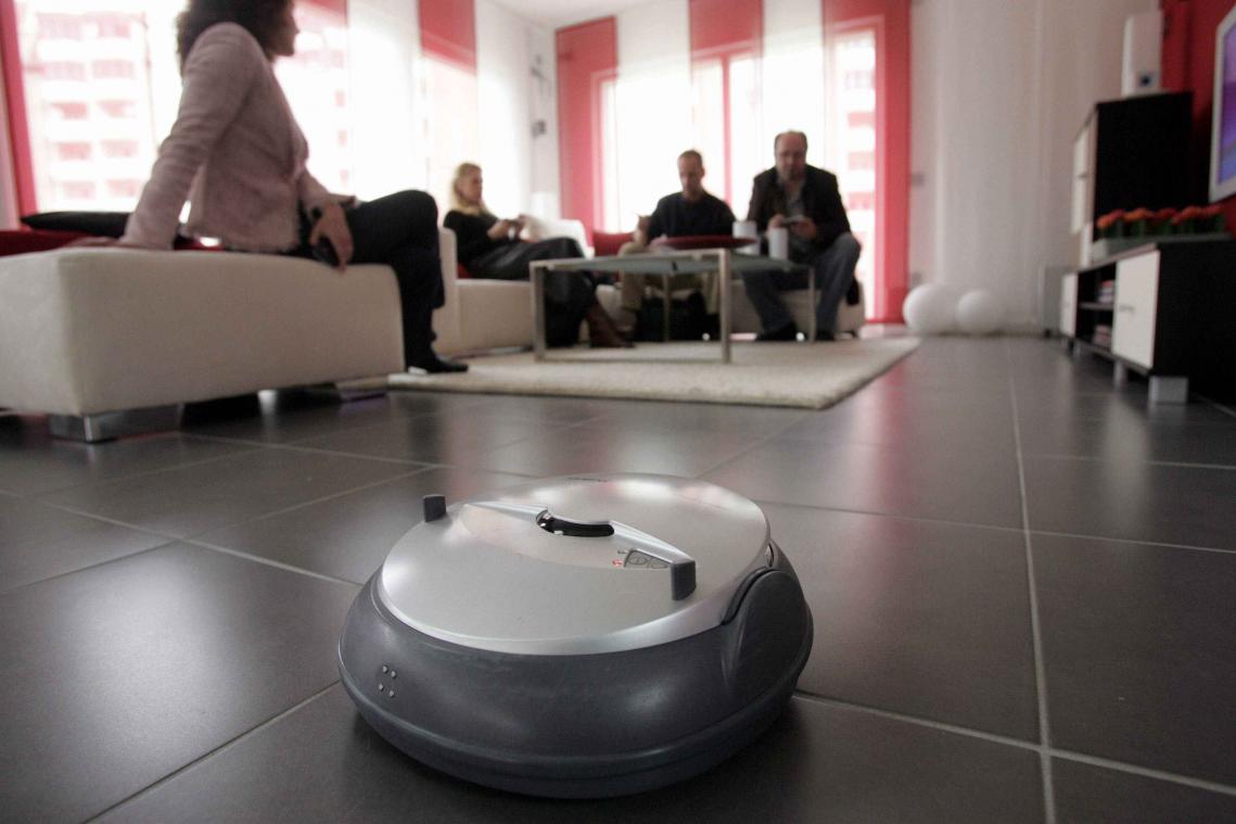 Automatische stofzuiger besmeurt hele living met hondendrol