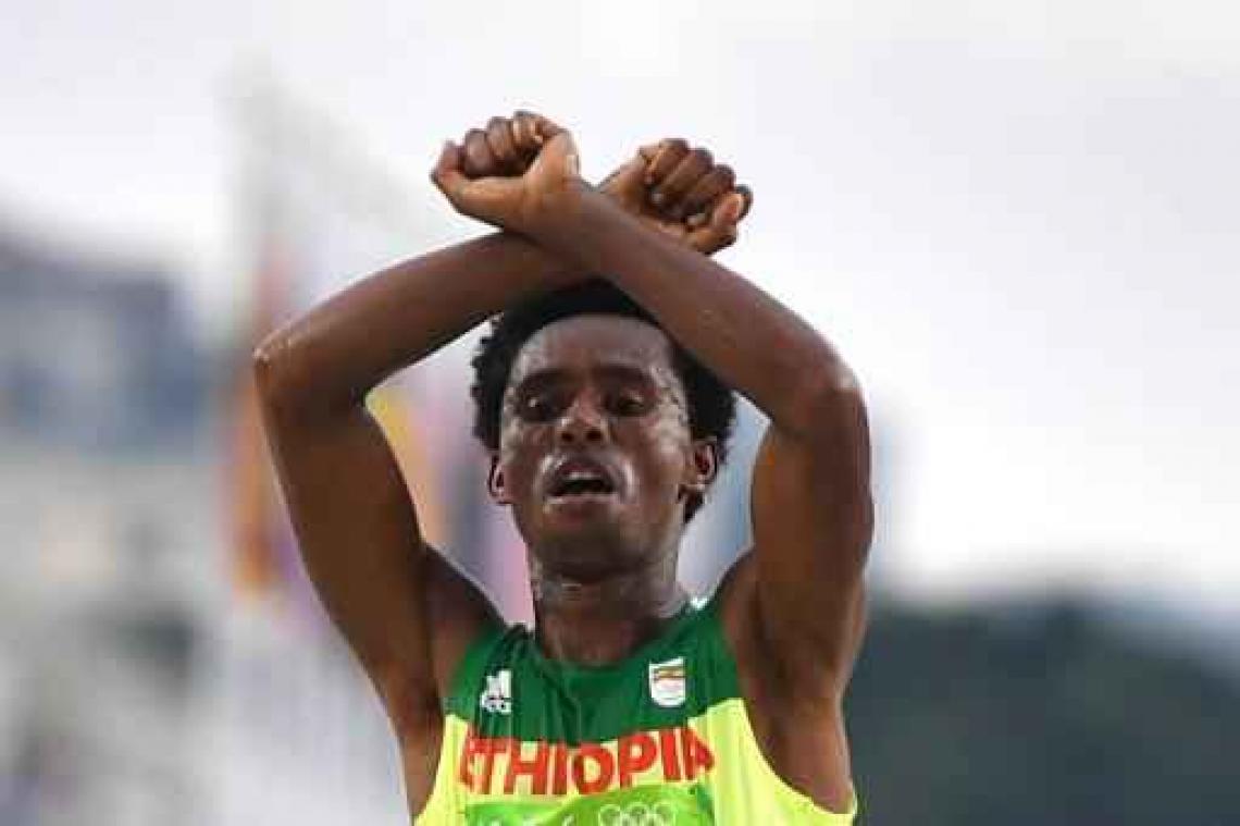 Zilveren medaille marathon protesteert tegen Ethiopisch regime