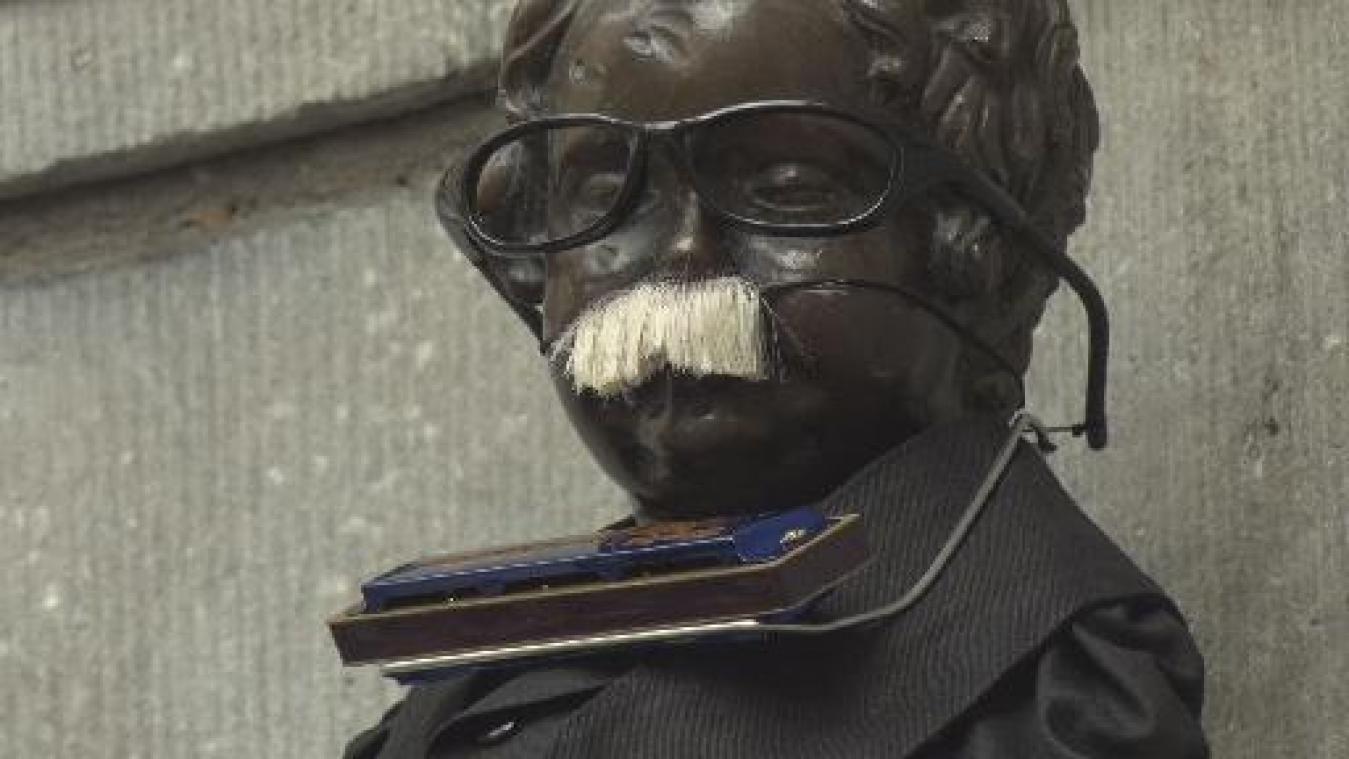 Manneken Pis krijgt een Toots-kostuum