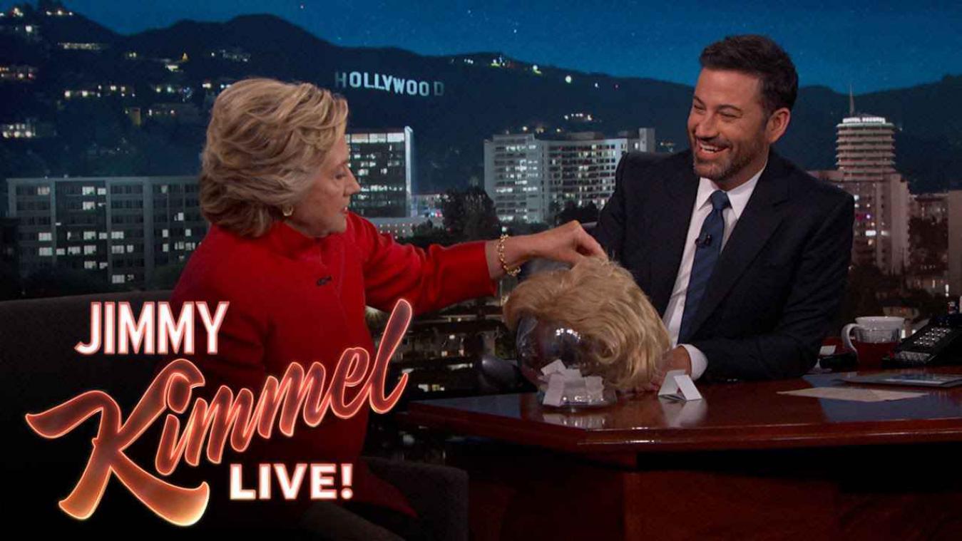 Hillary Clinton leest quotes van Donald Trump voor