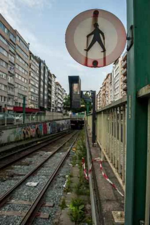 Antwerpenaren wandelen door premetrostation Opera dat volledig heraangelegd wordt
