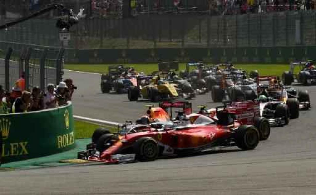 Turbulente start op Spa-Francorchamps, race tijdelijk stopgezet