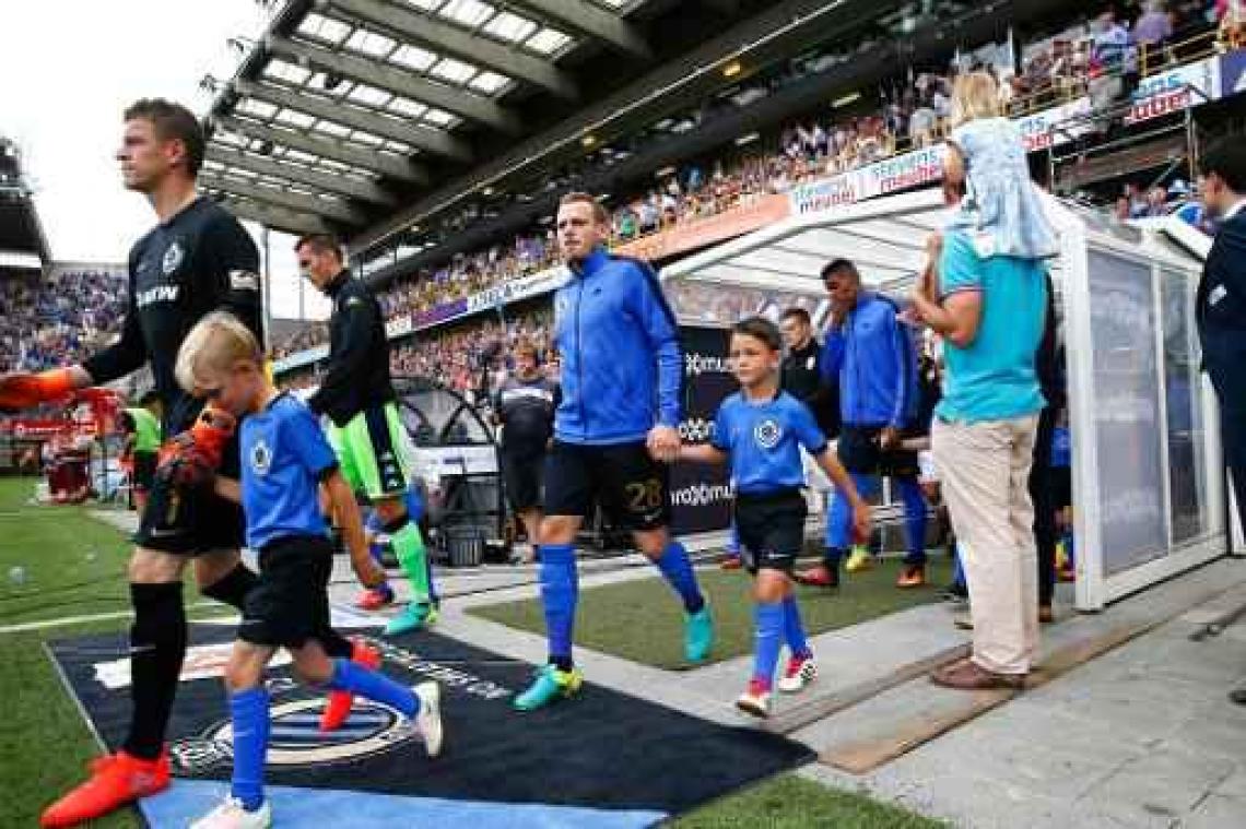 Jupiler Pro League - Brugse supporters onthullen kwetsend spandoek over Standard, Club Brugge excuseert zich