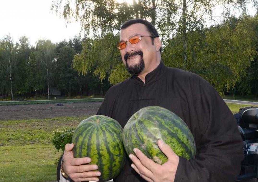 Wit-Russisch welkomstgeschenk voor Steven Seagal: twee watermeloenen en een wortel