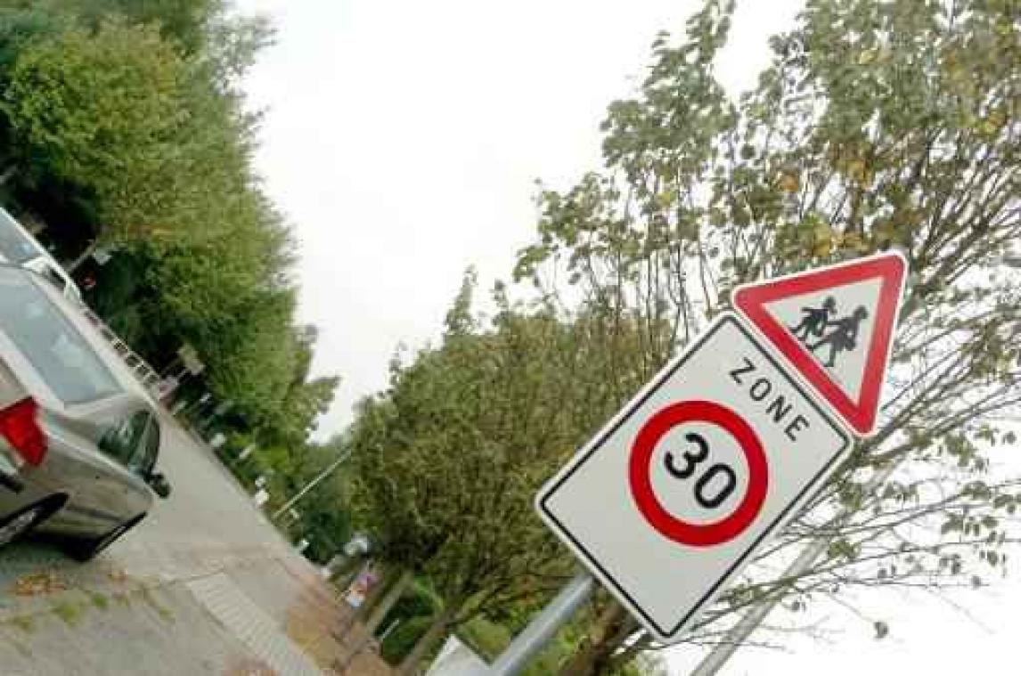 Geen vrachtwagens voor en na school in Kortrijk