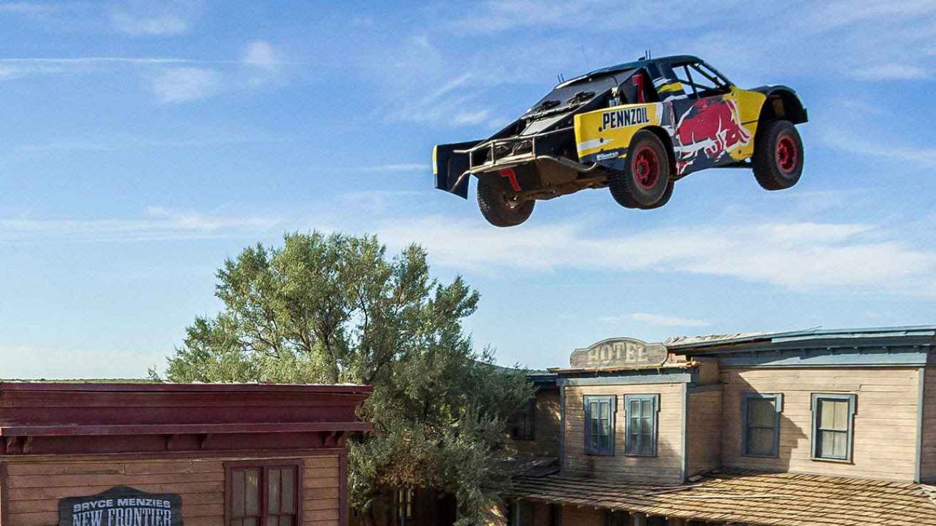 Stuntman springt over volledig dorpje