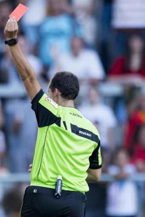 De voetbalscheidsrechter, nu ook kop van jut in de Islamitische Staat?