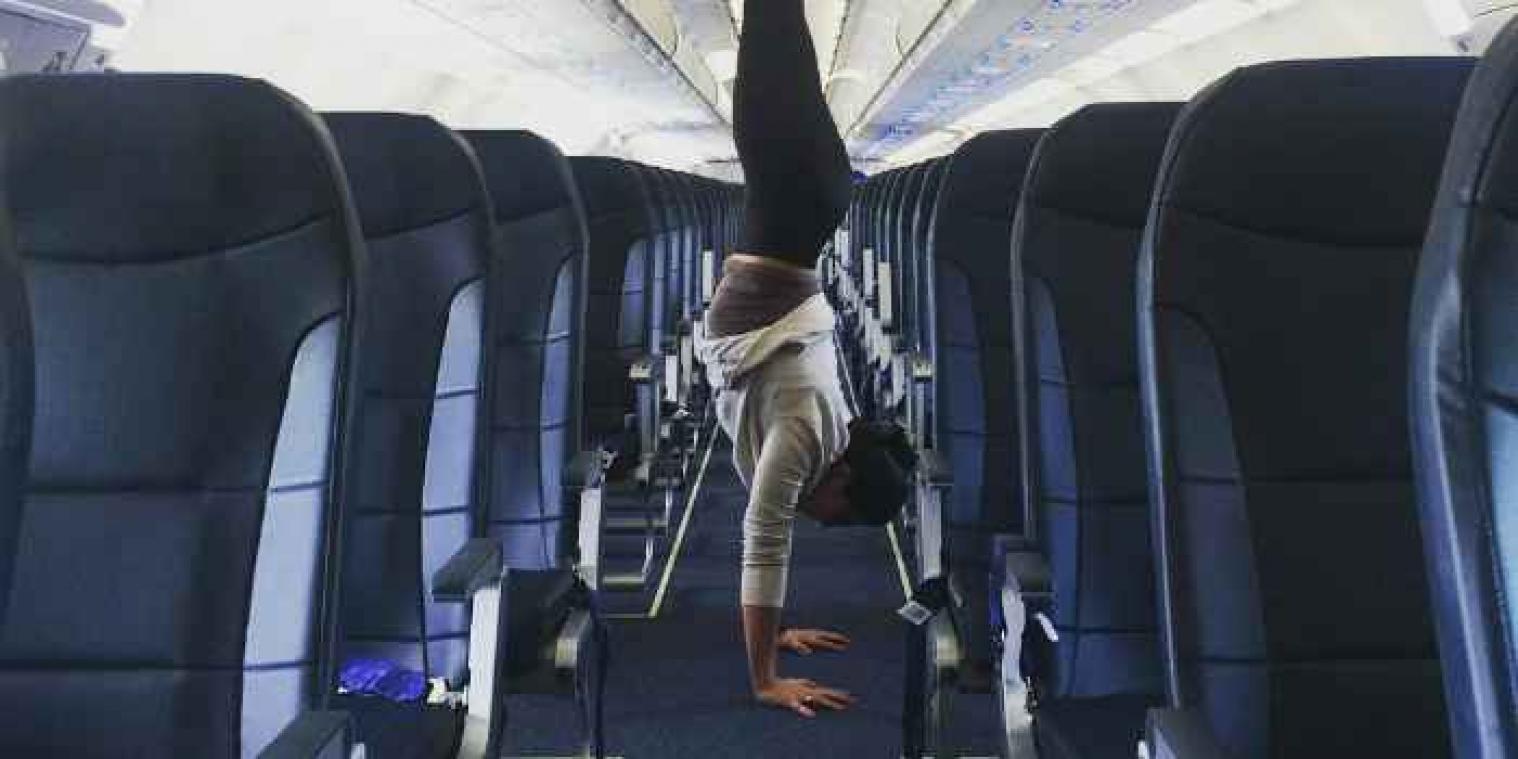 Deze yogi op het vliegtuig laat iedereen versteld staan