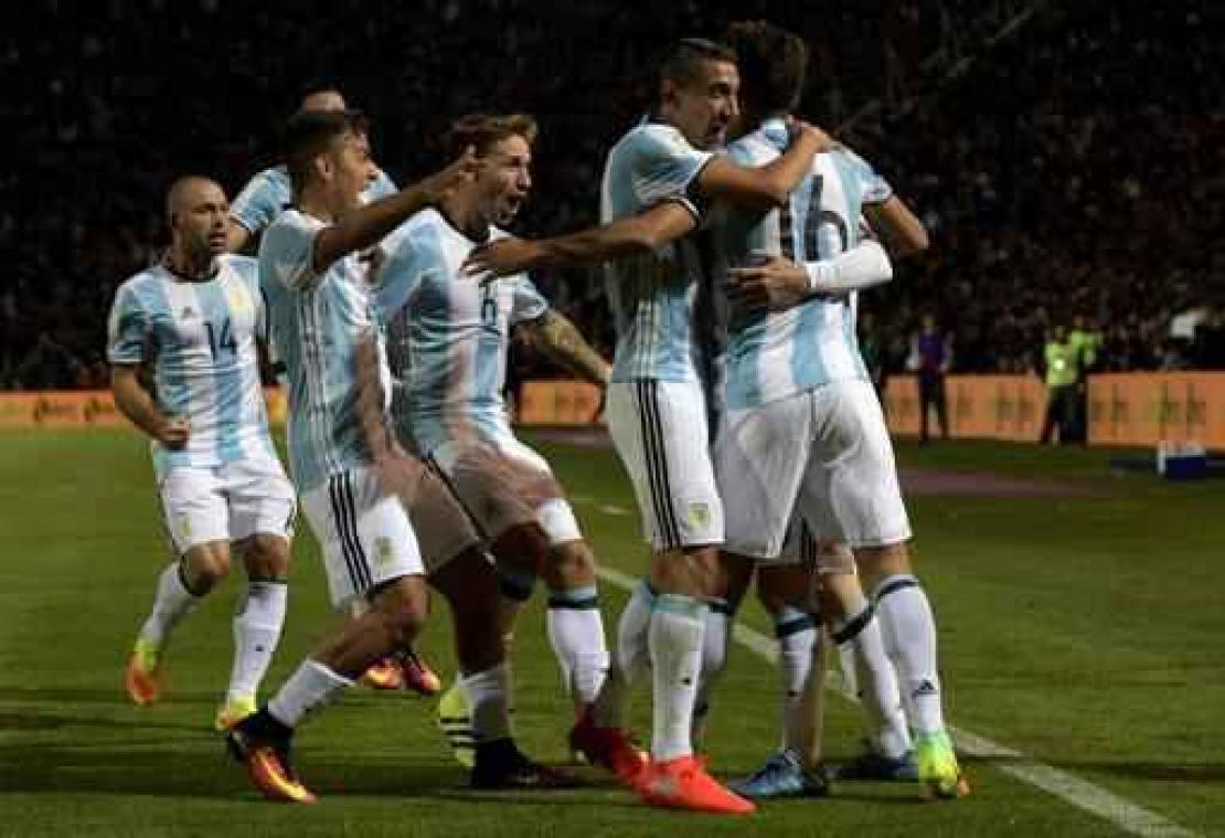 Messi schenkt Argentinië de zege in topper tegen Uruguay