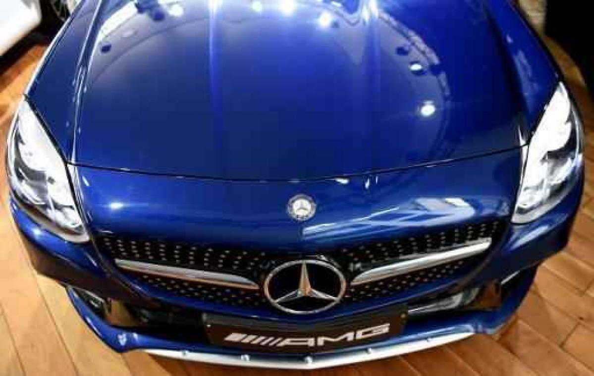Auto's van Mercedes gaan elkaar helpen bij zoeken naar parkeerplaats