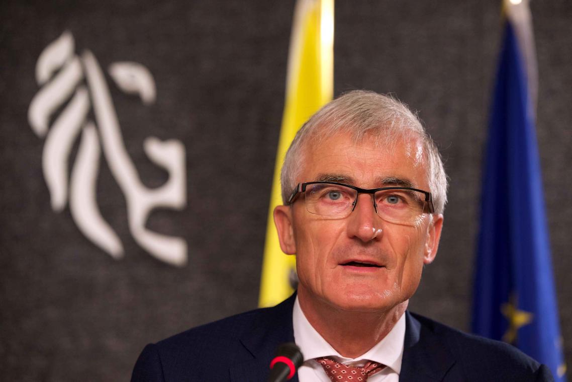 Minister-president Bourgeois botst met fiets op Vlaams Belang-voorzitter