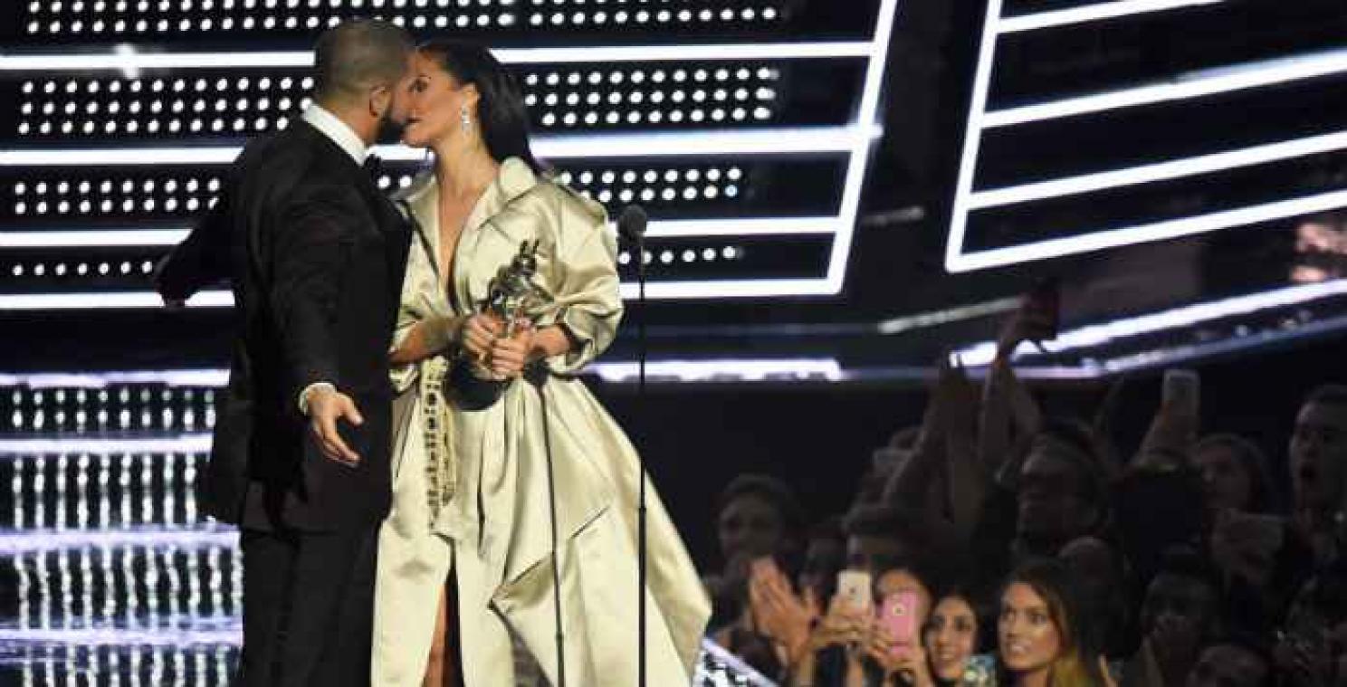 Drake heeft zelfde tatoeage als Rihanna