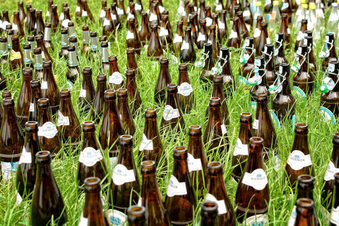 Pasgetrouwd koppel verrast met 3.420 lege flesjes bier